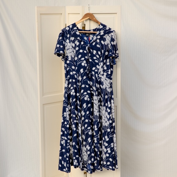The J Peterman Company Dresses & Skirts - Floral Silk Midi Dress